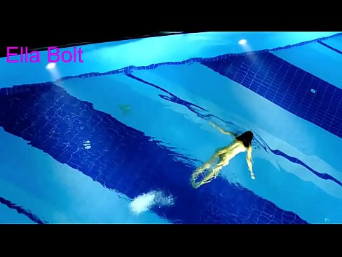 ❤️ Ech kann net ophalen ze kucken, jonk Blond gefaange schwammen plakeg am ELLA BOLT Resort Pool ❤❌ Just Porno bei eis ️❤