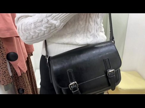 ❤️ Ëffentlech Masturbatioun vu jonke Bitch FeralBerry mat engem Dildo am Fittingsraum ❤❌ Just Porno bei eis ️❤
