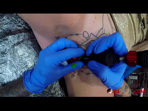 ❤️ Extrem tattooed Hottie Sully Savage krut en Tattoo op hirem Klitoris ❤❌ Just Porno bei eis ️❤